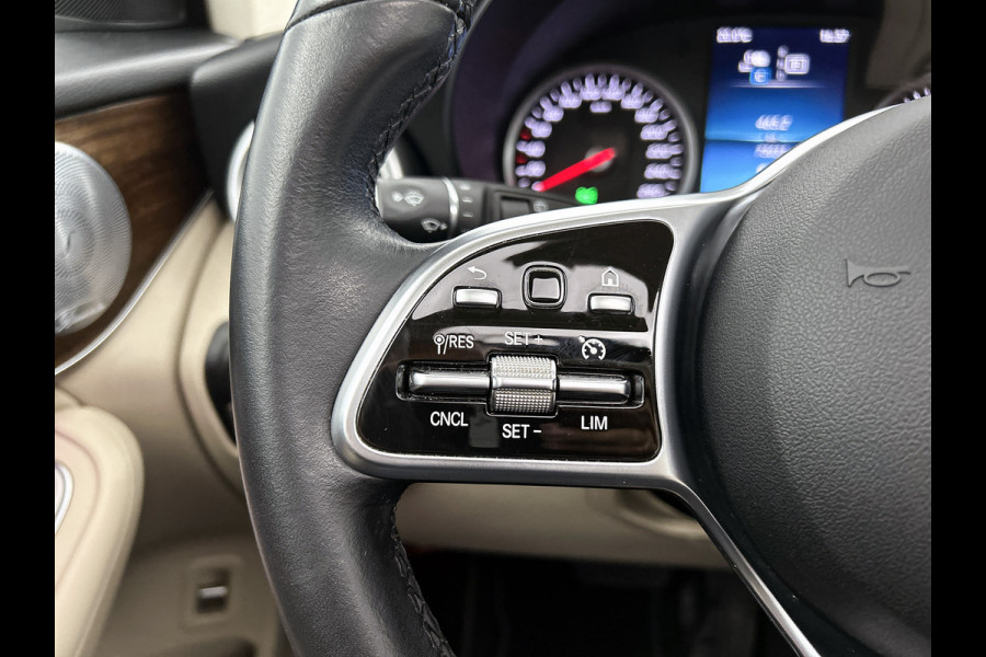 Mercedes-Benz GLC 300e 4MATIC Business Solution Luxury Panoramadak| Lichtmetalen velgen | Elect. bed. voorstoelen met Memory | Trekhaak | Parking support met camera achter | Inclusief 24 maanden Mercedes-Benz Certified garantie voor Europa