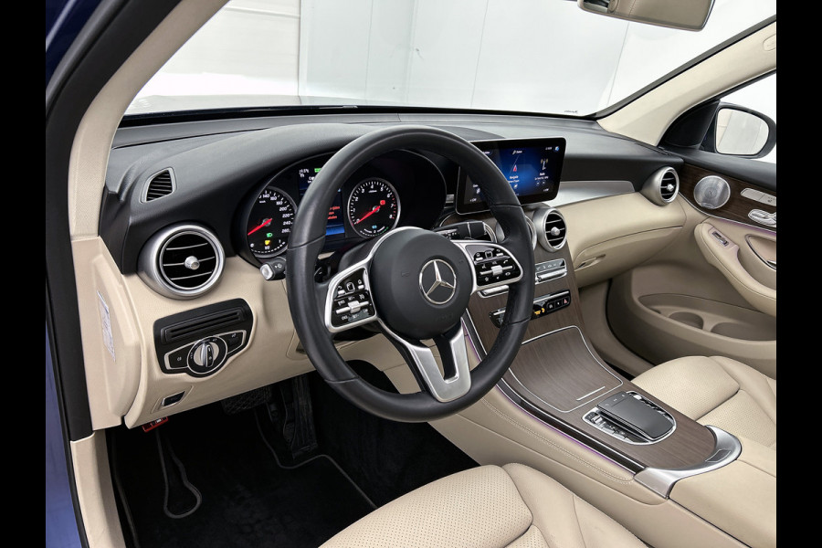 Mercedes-Benz GLC 300e 4MATIC Business Solution Luxury Panoramadak| Lichtmetalen velgen | Elect. bed. voorstoelen met Memory | Trekhaak | Parking support met camera achter | Inclusief 24 maanden Mercedes-Benz Certified garantie voor Europa
