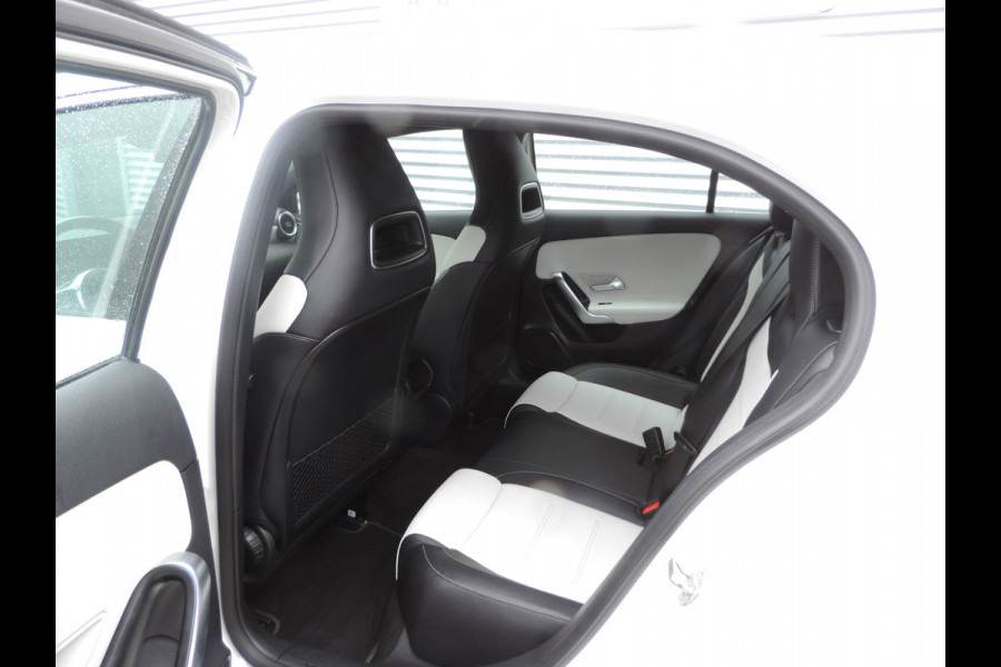 Mercedes-Benz A-Klasse 180 Business Solution AMG Upgrade auto is nieuw zeer mooi