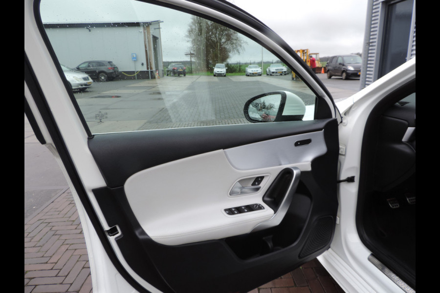 Mercedes-Benz A-Klasse 180 Business Solution AMG Upgrade auto is nieuw zeer mooi