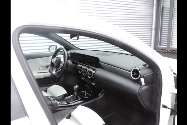 Mercedes-Benz A-Klasse 180 Business Solution AMG Upgrade auto is nieuw zeer mooi