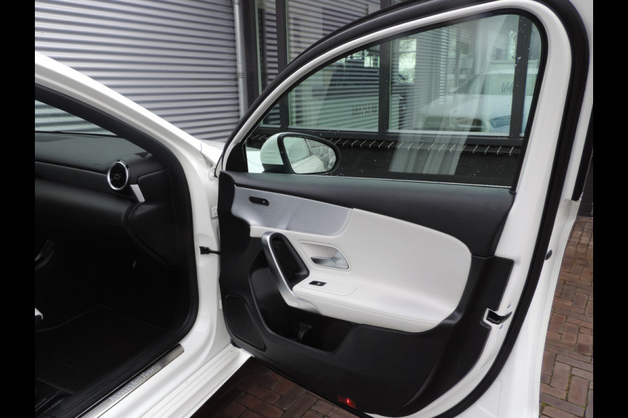 Mercedes-Benz A-Klasse 180 Business Solution AMG Upgrade auto is nieuw zeer mooi