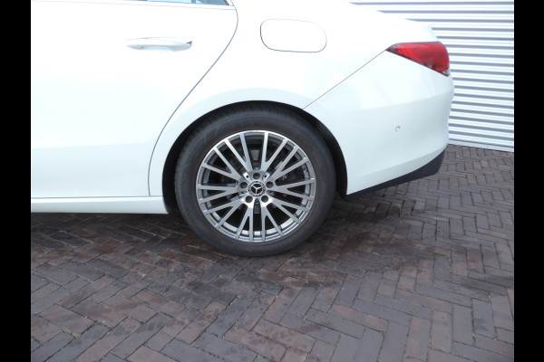 Mercedes-Benz CLA-Klasse 200 Business Solution Luxury sfeer licht