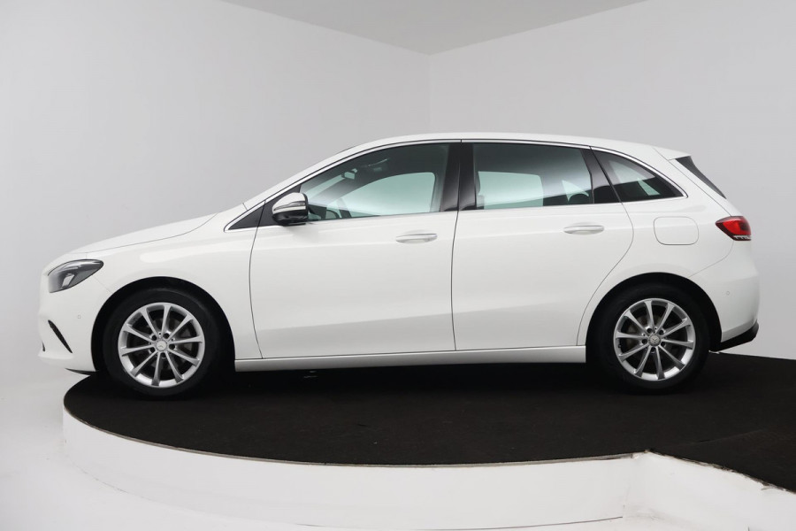 Mercedes-Benz B-Klasse 180 Launch Edition Premium Automaat (SFEERVERLICHTING, 360 CAMERA, STOELVERWARMING, GOED ONDERHOUDEN)