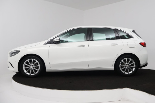 Mercedes-Benz B-Klasse 180 Launch Edition Premium Automaat (SFEERVERLICHTING, 360 CAMERA, STOELVERWARMING, GOED ONDERHOUDEN)