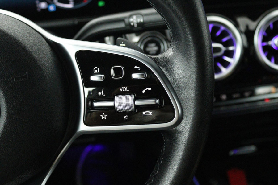 Mercedes-Benz B-Klasse 180 Launch Edition Premium Automaat (SFEERVERLICHTING, 360 CAMERA, STOELVERWARMING, GOED ONDERHOUDEN)