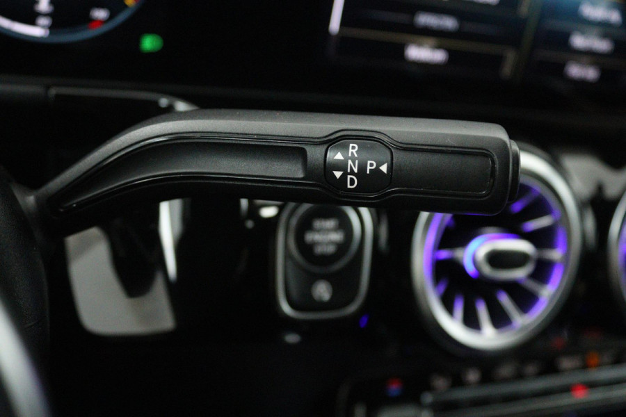 Mercedes-Benz B-Klasse 180 Launch Edition Premium Automaat (SFEERVERLICHTING, 360 CAMERA, STOELVERWARMING, GOED ONDERHOUDEN)