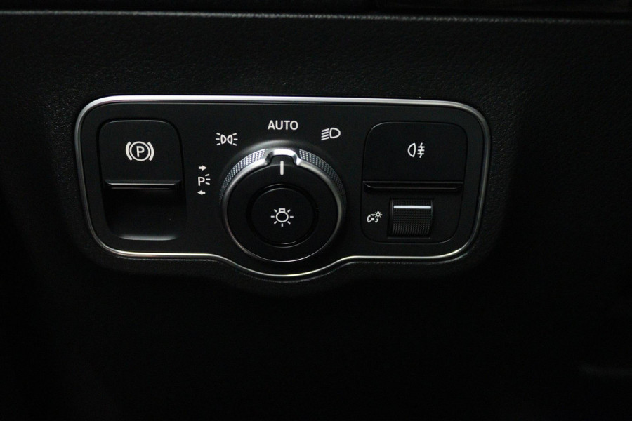 Mercedes-Benz B-Klasse 180 Launch Edition Premium Automaat (SFEERVERLICHTING, 360 CAMERA, STOELVERWARMING, GOED ONDERHOUDEN)