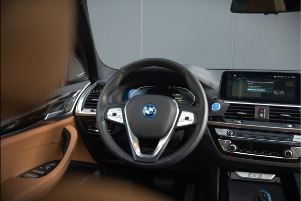 BMW iX3 High Executive 80 kWh | Panoramadak | Keyless | Stoelverwarming | Harman Kardon | Memory Seat | Head-Up Display | 360 Camera | Adaptief Onderstel | Trekhaak | Adaptive LED | Elektrische Stoelen | Apple Carplay | N