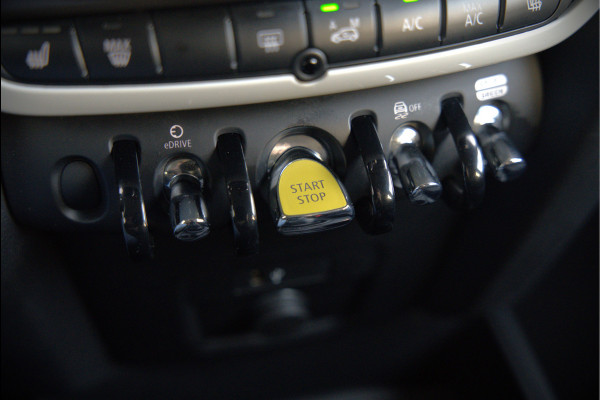 MINI Countryman 2.0 Cooper S E ALL4 | Stoelverwarming | Parkeersensoren | Apple Carplay | Navigatie | Keyless | Ambiance Verlichting | Climate Control |