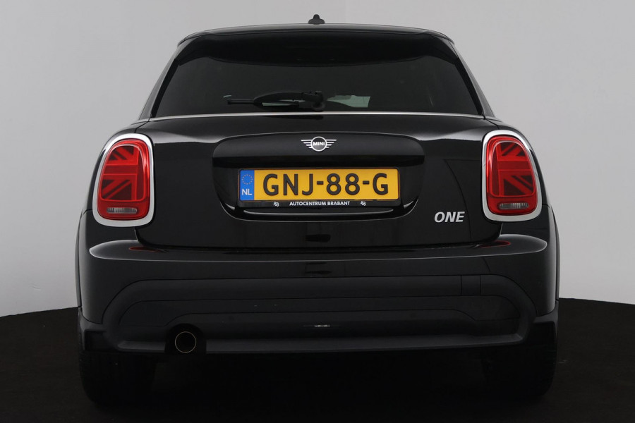 MINI Mini 1.5 John Cooper Works Automaat (HEAD-UP, GROOT-NAVIGATIE, STOELVERWARMING, CARPLAY, SPORTSTOELEN, LED, PDC)