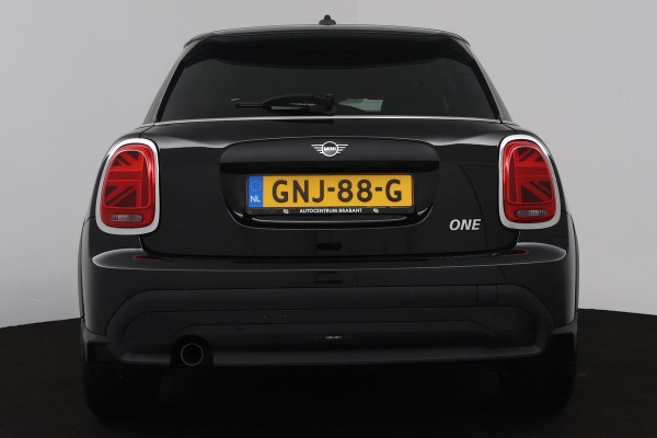 MINI Mini 1.5 John Cooper Works Automaat (HEAD-UP, GROOT-NAVIGATIE, STOELVERWARMING, CARPLAY, SPORTSTOELEN, LED, PDC)