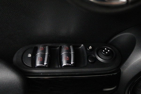 MINI Mini 1.5 John Cooper Works Automaat (HEAD-UP, GROOT-NAVIGATIE, STOELVERWARMING, CARPLAY, SPORTSTOELEN, LED, PDC)