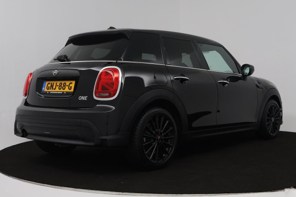 MINI Mini 1.5 John Cooper Works Automaat (HEAD-UP, GROOT-NAVIGATIE, STOELVERWARMING, CARPLAY, SPORTSTOELEN, LED, PDC)
