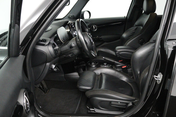 MINI Mini 1.5 John Cooper Works Automaat (HEAD-UP, GROOT-NAVIGATIE, STOELVERWARMING, CARPLAY, SPORTSTOELEN, LED, PDC)
