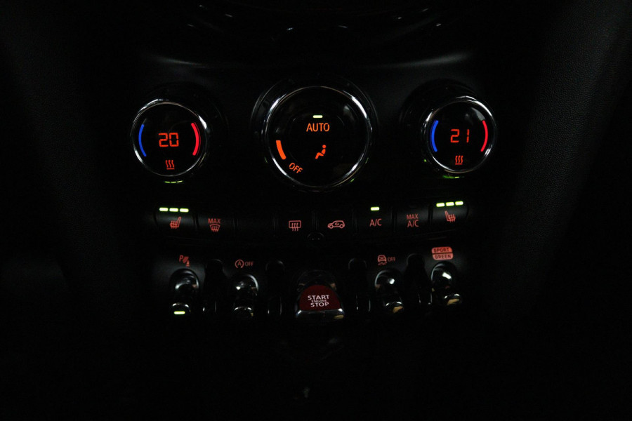 MINI Mini 1.5 John Cooper Works Automaat (HEAD-UP, GROOT-NAVIGATIE, STOELVERWARMING, CARPLAY, SPORTSTOELEN, LED, PDC)