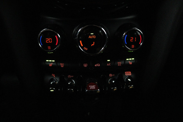 MINI Mini 1.5 John Cooper Works Automaat (HEAD-UP, GROOT-NAVIGATIE, STOELVERWARMING, CARPLAY, SPORTSTOELEN, LED, PDC)