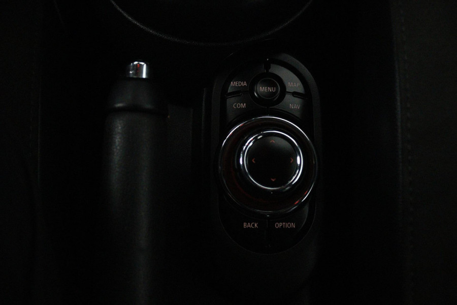 MINI Mini 1.5 John Cooper Works Automaat (HEAD-UP, GROOT-NAVIGATIE, STOELVERWARMING, CARPLAY, SPORTSTOELEN, LED, PDC)