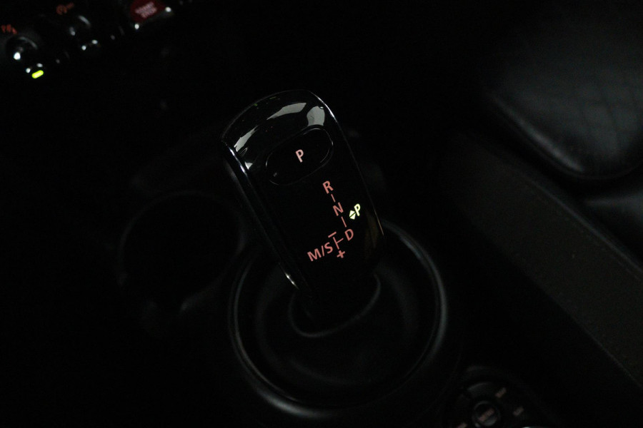 MINI Mini 1.5 John Cooper Works Automaat (HEAD-UP, GROOT-NAVIGATIE, STOELVERWARMING, CARPLAY, SPORTSTOELEN, LED, PDC)