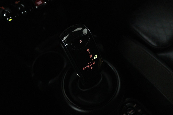 MINI Mini 1.5 John Cooper Works Automaat (HEAD-UP, GROOT-NAVIGATIE, STOELVERWARMING, CARPLAY, SPORTSTOELEN, LED, PDC)