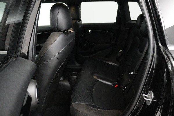 MINI Mini 1.5 John Cooper Works Automaat (HEAD-UP, GROOT-NAVIGATIE, STOELVERWARMING, CARPLAY, SPORTSTOELEN, LED, PDC)