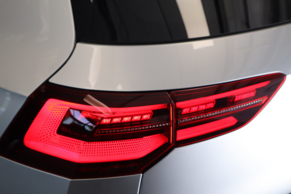 Volkswagen Golf 1.5 eTSI R-Line Business+ HUD Parkeerhulp IQ Light Keyless S+G