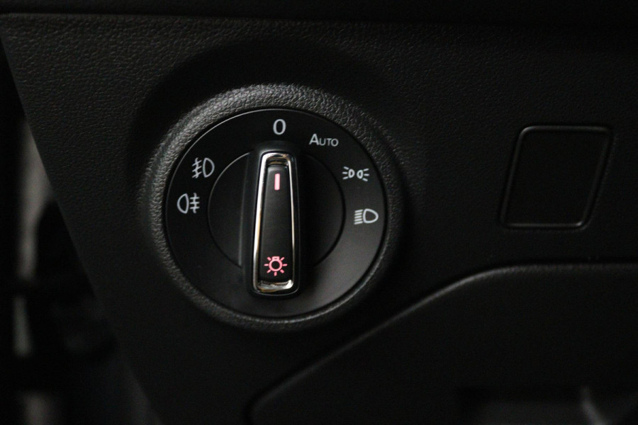 Seat Leon 1.0 EcoTSI Style Business Intense Automaat (NAVIGATIE, CARPLAY, CLIMA, PARKEERSENSOREN,