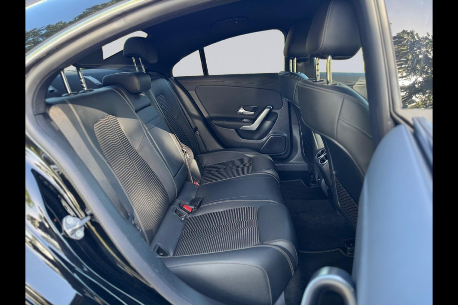 Mercedes-Benz CLA-Klasse 180 Luxury Line, widescreen, 1/2 leder, achteruitrijcamera, dealer onderhouden, nl auto met nap