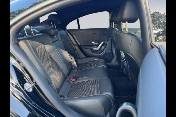 Mercedes-Benz CLA-Klasse 180 Luxury Line, widescreen, 1/2 leder, achteruitrijcamera, dealer onderhouden, nl auto met nap