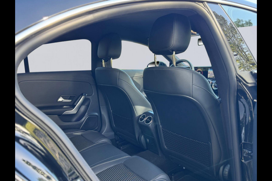 Mercedes-Benz CLA-Klasse 180 Luxury Line, widescreen, 1/2 leder, achteruitrijcamera, dealer onderhouden, nl auto met nap