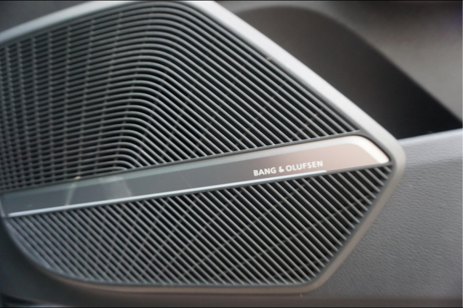 Audi Q5 55 TFSI e quattro Competition Aut7 | Black on Black | B&O | S-line | Virtual Cockpit | Adaptive cruise | Sfeerverlichting | Trekhaak |