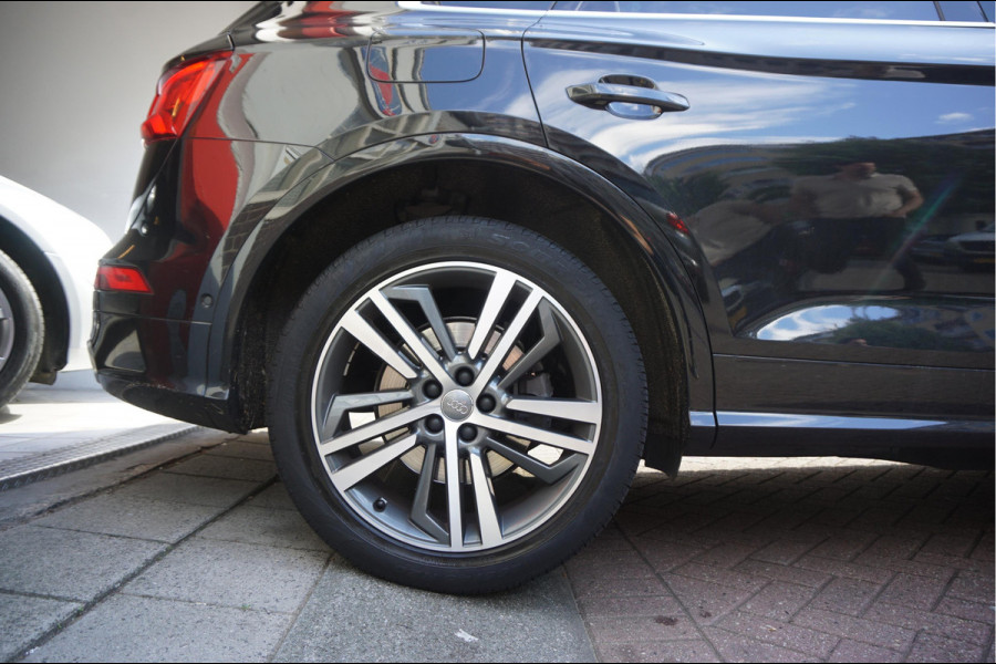 Audi Q5 55 TFSI e quattro Competition Aut7 | Black on Black | B&O | S-line | Virtual Cockpit | Adaptive cruise | Sfeerverlichting | Trekhaak |