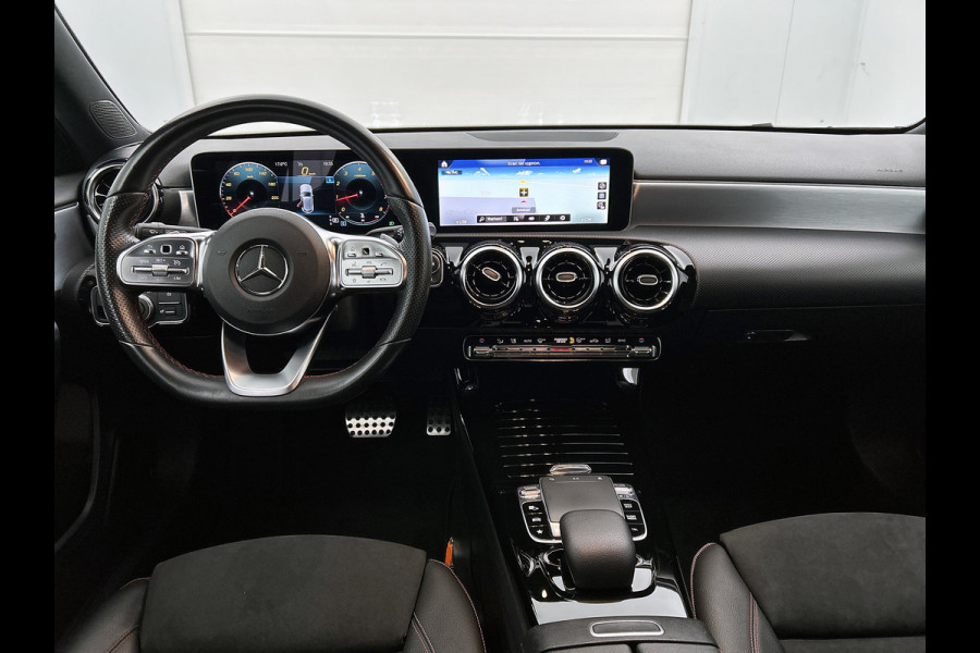 Mercedes-Benz A-Klasse 200 Business Solution AMG(NL-auto, Dealer onderhoud, Trekhaak, Navi, Camera, StoelV, Etc)