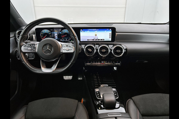 Mercedes-Benz A-Klasse 200 Business Solution AMG(NL-auto, Dealer onderhoud, Trekhaak, Navi, Camera, StoelV, Etc)