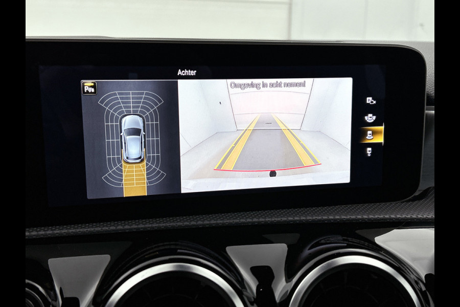 Mercedes-Benz A-Klasse 200 Business Solution AMG(NL-auto, Dealer onderhoud, Trekhaak, Navi, Camera, StoelV, Etc)