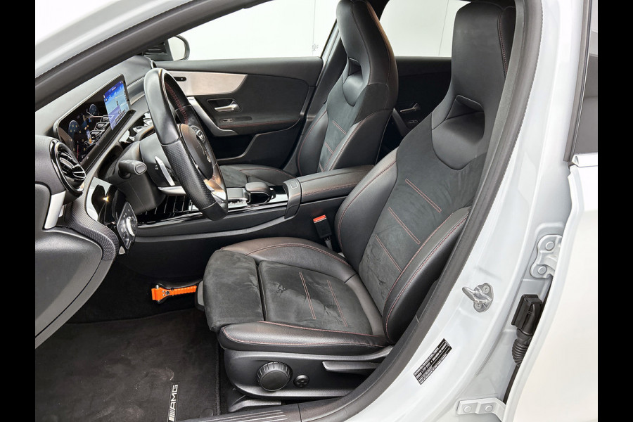 Mercedes-Benz A-Klasse 200 Business Solution AMG(NL-auto, Dealer onderhoud, Trekhaak, Navi, Camera, StoelV, Etc)