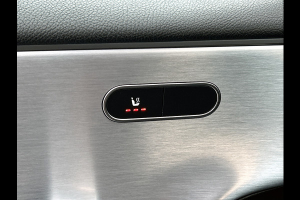 Mercedes-Benz A-Klasse 200 Business Solution AMG(NL-auto, Dealer onderhoud, Trekhaak, Navi, Camera, StoelV, Etc)
