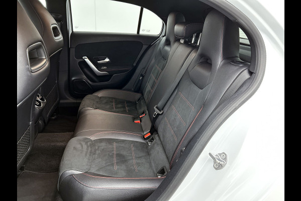 Mercedes-Benz A-Klasse 200 Business Solution AMG(NL-auto, Dealer onderhoud, Trekhaak, Navi, Camera, StoelV, Etc)