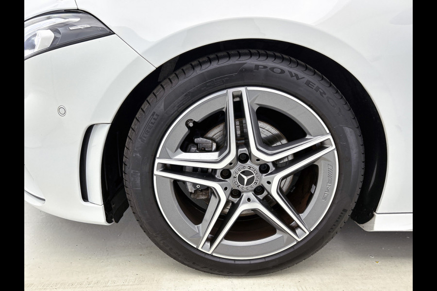Mercedes-Benz A-Klasse 200 Business Solution AMG(NL-auto, Dealer onderhoud, Trekhaak, Navi, Camera, StoelV, Etc)