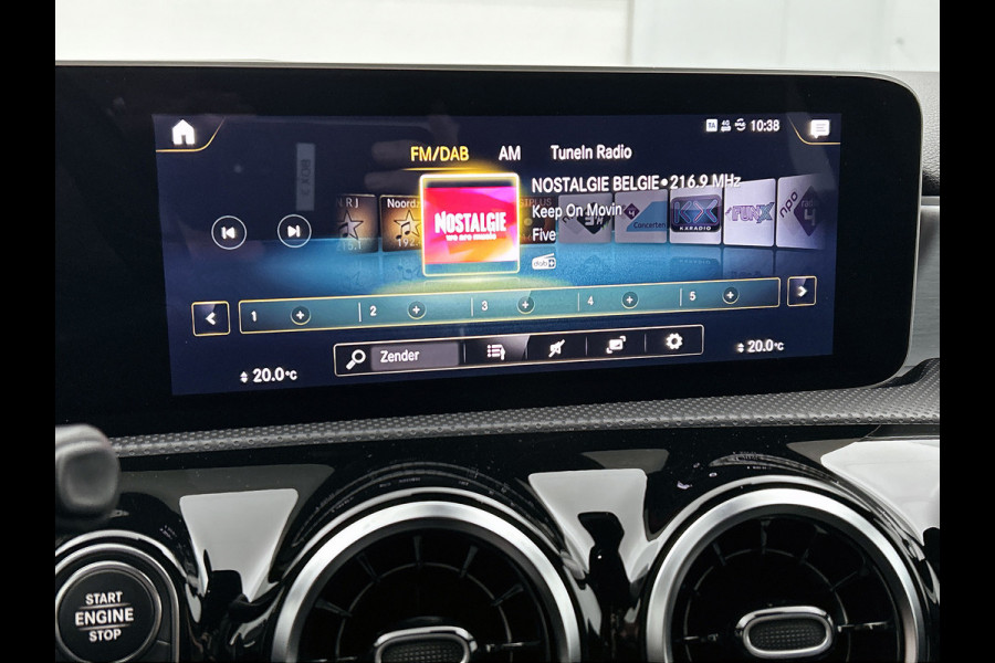 Mercedes-Benz A-Klasse 200 Business Solution AMG(NL-auto, Dealer onderhoud, Trekhaak, Navi, Camera, StoelV, Etc)