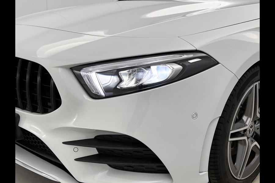 Mercedes-Benz A-Klasse 200 Business Solution AMG(NL-auto, Dealer onderhoud, Trekhaak, Navi, Camera, StoelV, Etc)