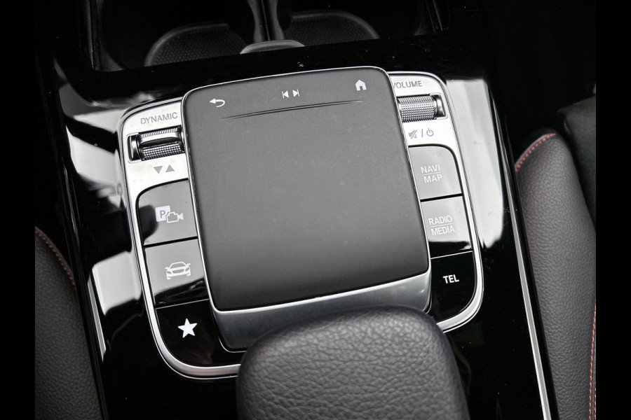 Mercedes-Benz A-Klasse 200 Business Solution AMG(NL-auto, Dealer onderhoud, Trekhaak, Navi, Camera, StoelV, Etc)