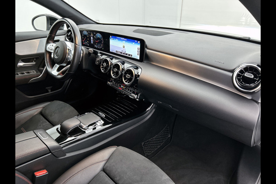 Mercedes-Benz A-Klasse 200 Business Solution AMG(NL-auto, Dealer onderhoud, Trekhaak, Navi, Camera, StoelV, Etc)