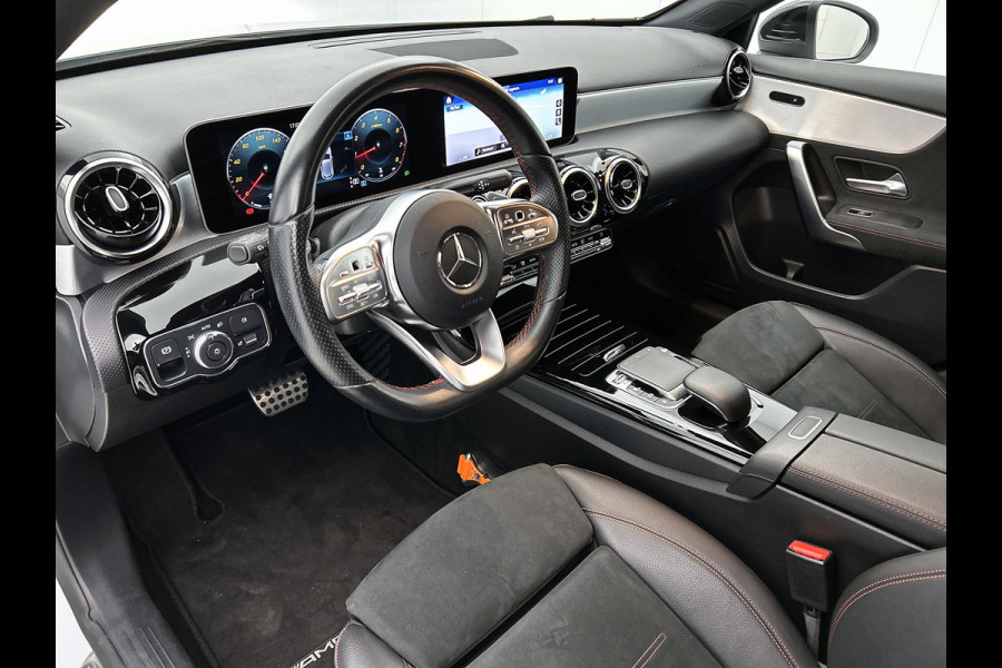Mercedes-Benz A-Klasse 200 Business Solution AMG(NL-auto, Dealer onderhoud, Trekhaak, Navi, Camera, StoelV, Etc)