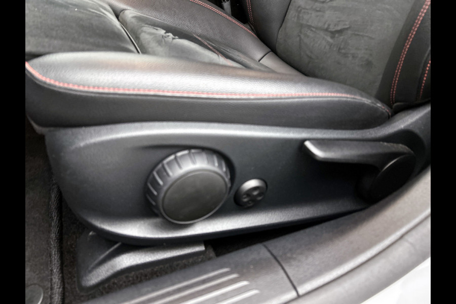 Mercedes-Benz A-Klasse 200 Business Solution AMG(NL-auto, Dealer onderhoud, Trekhaak, Navi, Camera, StoelV, Etc)