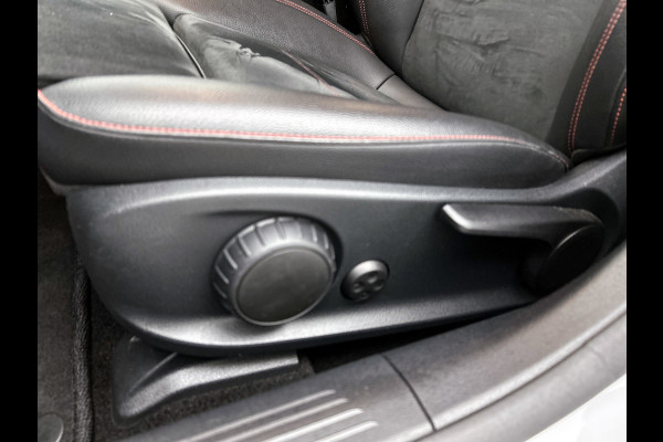 Mercedes-Benz A-Klasse 200 Business Solution AMG(NL-auto, Dealer onderhoud, Trekhaak, Navi, Camera, StoelV, Etc)