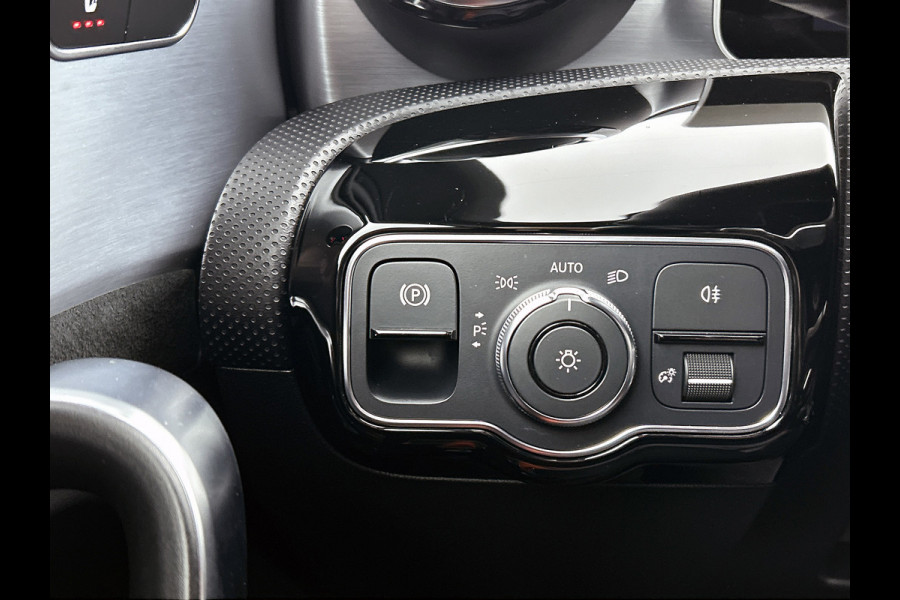 Mercedes-Benz A-Klasse 200 Business Solution AMG(NL-auto, Dealer onderhoud, Trekhaak, Navi, Camera, StoelV, Etc)