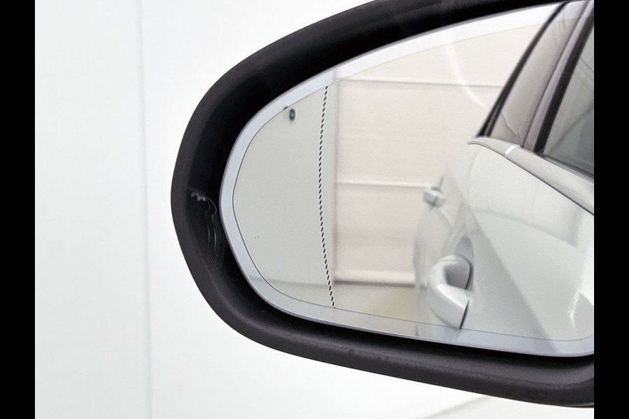 Mercedes-Benz A-Klasse 200 Business Solution AMG(NL-auto, Dealer onderhoud, Trekhaak, Navi, Camera, StoelV, Etc)