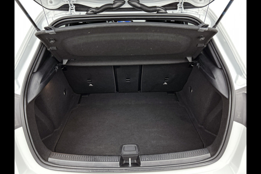Mercedes-Benz A-Klasse 200 Business Solution AMG(NL-auto, Dealer onderhoud, Trekhaak, Navi, Camera, StoelV, Etc)
