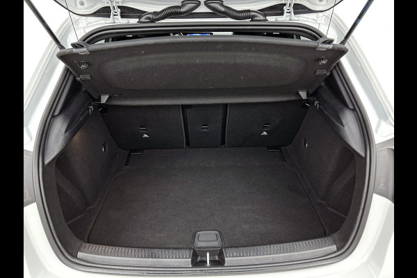 Mercedes-Benz A-Klasse 200 Business Solution AMG(NL-auto, Dealer onderhoud, Trekhaak, Navi, Camera, StoelV, Etc)